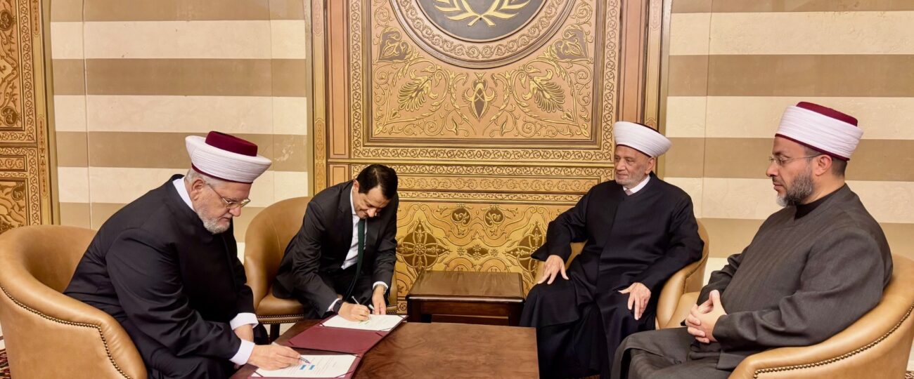 استقبل مفتي الجمهورية اللبنانية الشيخ عبد اللطيف دريان في دار الفتوى سفير دولة قطر في لبنان الشيخ سعود بن عبد الرحمن آل ثاني
